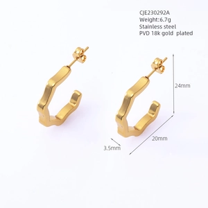 Dettaglio macro degli orecchini in acciaio PVD oro 18k con specifiche dimensionali