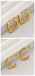 Detailansicht matter 18K Goldohrringe in unregelmäßiger Ringform und gewelltem Design