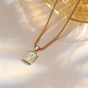 Collana con pendente quadrato placcato oro 18K con lettera A su catena box