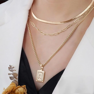 Set di collane a tre strati placcate oro 18K con ciondolo quadrato lettera A su catena