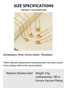Dettaglio della collana con lettera in acciaio inossidabile placcato oro 18K da 9x7x3mm