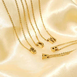Collana Minimalista con Ciondolo a 26 Lettere Iniziali in Acciaio Inossidabile Placcato Oro 18K per Donna Gioielli da Collo