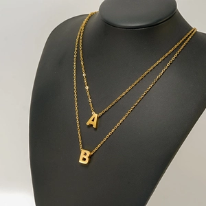 Collane chic in acciaio inossidabile placcato oro 18K con lettere A e B su busto