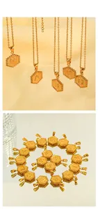 Dettaglio dei ciondoli esagonali con iniziali placcati in oro 18k con bordo perlato