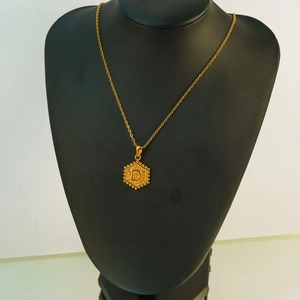 Collana classica in acciaio inossidabile placcato oro 18k con ciondolo a lettera D