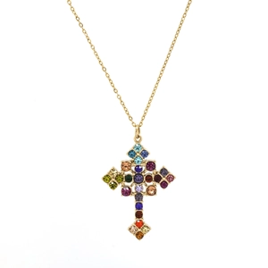Elegante collana a croce in acciaio inox dorato con zirconi colorati su sfondo bianco