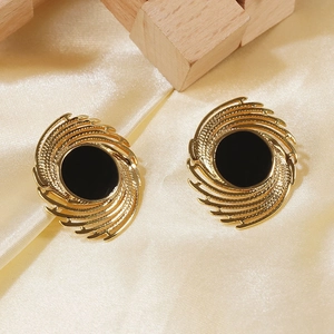 Vintage σκουλαρίκια 18K με μαύρο σμάλτο σε φόντο από μεταξωτό ύφασμα και ξύλο
