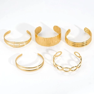 Modern set of 5 gold-plated stainless steel open bangles with hammered and tiered designs
