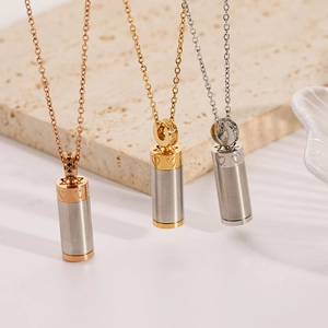 Kapsel-Halskette in Gold und Silber aus Edelstahl mit Kristallbesatz und Herzgravur