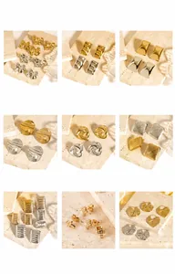 Collezione di orecchini geometrici in acciaio al titanio con motivi a onde in oro 18k