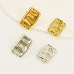 Orecchini geometrici in oro 18 carati e argento con texture ondulata irregolare