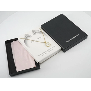 Elegantes Goldene Halskette mit Buchstabe J in einer schwarzen Box mit Putztuch