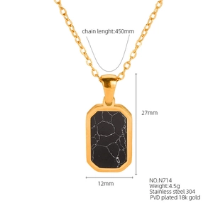 Dettaglio della collana in acciaio inossidabile placcata oro 18k con pendente nero