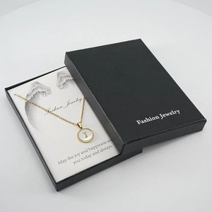 Goldene Kette mit J-Buchstabenanhänger in schwarzer Geschenkbox mit Engel-Schmuckkarte