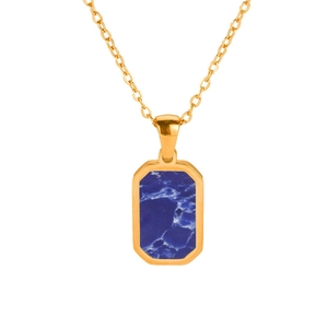 Dettaglio del ciondolo dorato con pietra marmorizzata blu su una sottile catena a maglia O