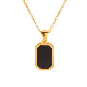 Dettaglio della collana in acciaio dorato con pendente rettangolare in onice