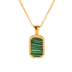 Dettaglio macro della collana placcata oro con intarsio in malachite nel ciondolo