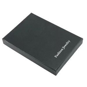 Elegante schwarze rechteckige Schmuckschatulle mit Struktur und Fashion Jewelry Aufdruck