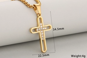 Détail macro du pendentif croix dorée montrant les dimensions 34,5mm x 22,5mm et 4g de poids