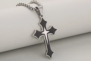 Detail van een gotische roestvrijstalen kruis ketting met zwart emaille en een blokketting