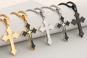 Collectie hiphop kruishangers van roestvrij staal in goud, zilver en zwart