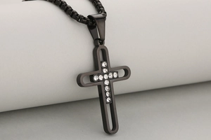 Détail du pendentif croix noir mat avec zircons transparents et chaîne maille vénitienne