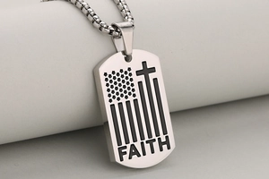 Vista laterale del ciondolo militare in acciaio inox con design a croce e scritta Faith