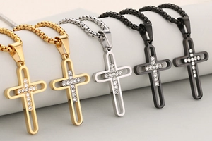 Détail de pendentifs croix hip hop avec diamants et design imbriqué creux en 3 couleurs
