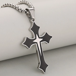 Punk stijl roestvrijstalen kruis ketting met zwart email op witte display standaard