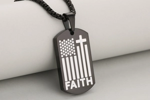 Dettaglio della collana militare nera opaca con incisione della croce e parola Faith