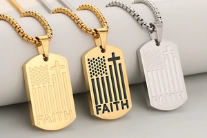 Dettaglio delle collane Faith con croce in acciaio inossidabile oro, argento e nero