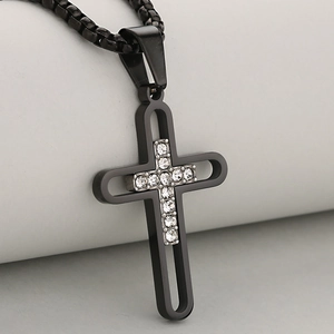 Pendentif croix évidée en acier inoxydable noir avec zircons et chaîne à mailles carrées