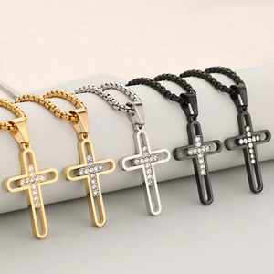 Pendentif croix ajouré style hip-hop avec diamants en finitions or, argent et noir mat