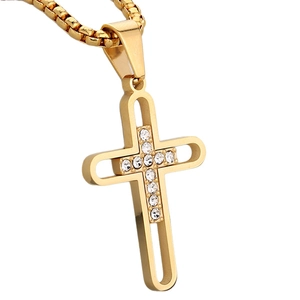 Pendentif croix dorée hip hop avec cristaux étincelants et chaîne box pour homme chic