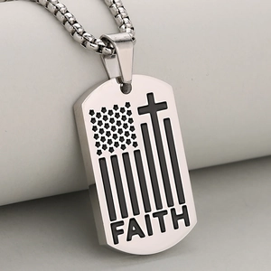 Collana con piastrina in acciaio inox con croce bandiera USA e incisione Faith