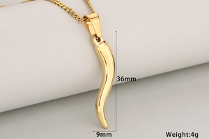 Détail du pendentif piment en acier inoxydable poli de 36mm de hauteur et 9mm de largeur