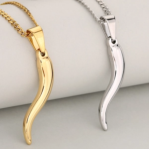 Pendentif piment en acier inoxydable poli finitions or et argent avec chaîne délicate