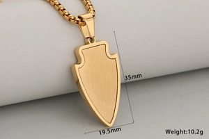 Vue macro détaillée du pendentif bouclier plaqué or 18K avec dimensions et fini brossé