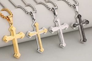 Detailansicht dreilagiger Edelstahl-Kreuzanhänger mit gravierten religiösen Versen