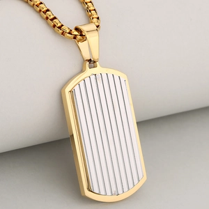 Collana con pendente rettangolare ondulato in acciaio inossidabile bicolore oro e argento