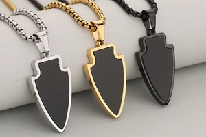 Détails de pendentifs bouclier flèche en argent, or et noir avec chaîne à mailles