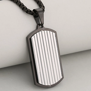 Collana militare rettangolare minimalista con texture a onde nere e argento