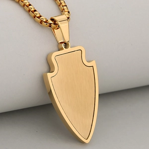 Collier Pendentif Bouclier de Flèche en Acier Inoxydable Homme Femme Or Argent Noir Brossé Bijoux Punk Industriel Accessoires