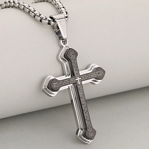 Dreilagiger Edelstahl-Kreuzanhänger mit eingraviertem Gebet an einer massiven Metallkette