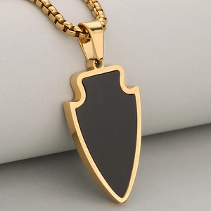 Pendentif bouclier en acier inoxydable plaqué or 18K avec incrustation noire mate