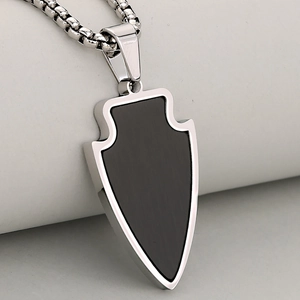 Pendentif bouclier en acier inoxydable avec finition noire sur chaîne box