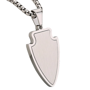 Collier avec pendentif bouclier fléché en acier inoxydable brossé et chaîne vénitienne