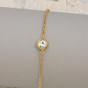 Klassisches 18K vergoldetes Schmuckset mit minimalistischem Zirkonia-Anhänger Design