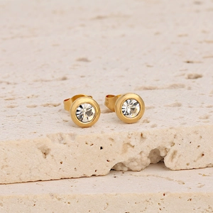 Klassische 18K vergoldete Zirkonia-Ohrstecker mit Zargenfassung auf Stein