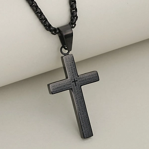 Collar de cruz para hombre en acero inoxidable negro con grabado de oración y mate